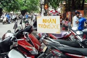 Prices of cars and motorcycles parking in Hanoi is expected to raise from January, 2018.