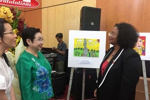 Chairwoman of the Ho Chi Minh City Vietnam- Cuba Friendship Association Truong Thi Hien and Cuban Consul General in Ho Chi Minh City Indira Lopez Arguelles at the celebration