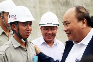 Vietnamese Prime Minister Nguyen Xuan Phuc visits workers of Ca Pass tunnel project 
