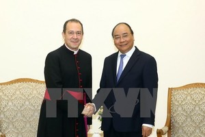 Prime Minister Nguyen Xuan Phuc (R) recieves Under-Secretary for the Holy See’s Relations with States Antoine Camilleri (Photo: VNA)