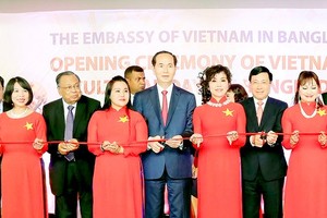 Vietnamese President Tran Dai Quang cuts ribbon to open Vietnam Culture Days in Bangladesh 