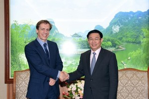 Deputy Prime Minister Vuong Dinh Hue (R) greets Justin Wood, head of the Asia-Pacific region of the WEF. (Photo: VNA)