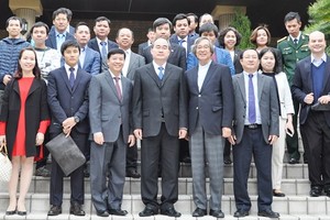 Secretary of HCMC Party Committee Nguyen Thien Nhan poses with overseas Vietnamese in Japan 