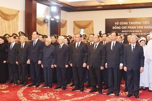 Former leaders and leaders of the Party Central Committee and the Government burn incenses and pay their last tribute to PM Phan Van Khai.