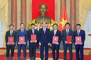President Tran Dai Quang (middle) and the new ambassadors. (Source: VNA)