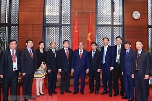 Prime Minister Nguyen Xuan Phuc (middle) and leaders of Chinese localities (Photo: VNA)