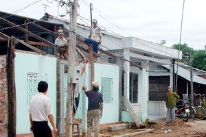 The Mekong delta's provincial authorities make measures to mitigate the impact of flooding caused by high tides.