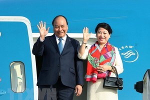 Prime Minister Nguyen Xuan Phuc and his spouse (Photo: VNA)