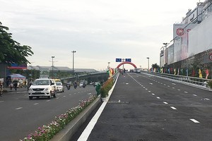 Last branch of steel flyover project at the Nguyen Thai Son-Nguyen Kiem junction in Go Vap is put into use this morning