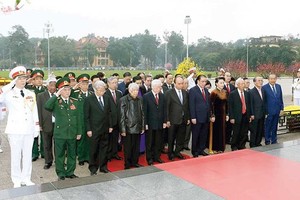 Party, State leaders offer incense to commemorate President Ho Chi Minh (Photo:VNA)