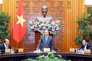 Prime Minister Nguyen Xuan Phuc (standing) speaks at the meeting of the Government standing board (Photo: SGGP)