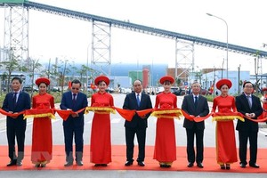 Prime Minister Nguyen Xuan Phuc (middle) cut the ribbon for the inauguration of Thai Binh Thermal Power Plant in the province’s Thai Thuy District on Thursday. — VNA/VNS Photo Thong Nhat