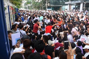 Thousands of people line up at the South korean Embassy in Hanoi to apply for visas