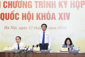National Assembly Secretary General Nguyen Hanh Phuc (standing) speaks at the press conference on May 17 (Photo: VNA)