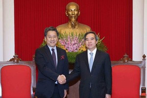 Politburo member and head of the Party Central Committee’s Economic Commission Nguyen Van Binh (right) receives Governor of the Japan Bank for International Cooperation Tadashi Maeda in Hanoi on May 17 (Photo: VNA)