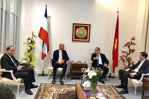 Secretary of Ho Chi Minh City Party Committee Nguyen Thien Nhan visits the Vietnamese Embassy in the Netherlands