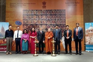 Vietnamese and Indian delegates at the launch of "Incredible India" programme (Photo: VNA)