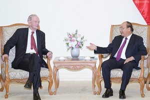 Former Canadian Prime Minister Jean Chretien and Vietnamese Prime Minister Nguyen Xuan Phuc (Photo:VGP)