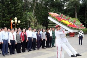 Politburo member and National Assembly Chairwoman Nguyen Thi Kim Ngan on July 24 paid tribute to fallen soldiers in Ho Chi Minh City. (Photo: VNA)