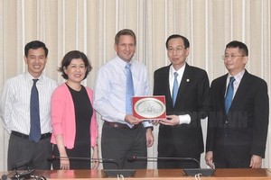 Deputy Standing Chairman of the Ho Chi Minh City People’s Committee Le Thanh Liem poses a photo with Director of Global Public Affairs and Sustainability for Intel Corporation Todd Brady (Photo: hcmcpv)