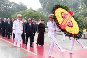 Leaders laid a wreath at the Martyrs’ Monument in Hanoi on July 26 on the occasion of the 72nd Day of War Invalids and Martyrs (Photo: VNA)
