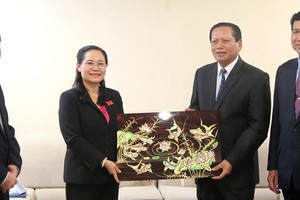 Chairwoman of the Municipal People’s Council Nguyen Thi Le receives Governor of Champasak province, Laos Bounthong Divixay