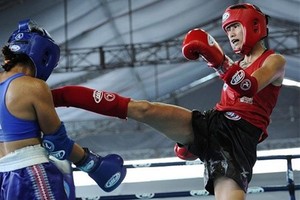 Fighter Bui Yen Ly (right) (Source: vnexpress)