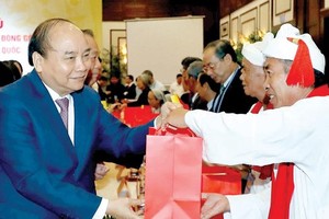 Prime Minister Nguyen Xuan Phuc presents gifts to dignitaries (Source: VNA)