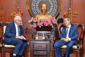 Secretary of the Ho Chi Minh City Party Committee Nguyen Thien Nhan talks with Mr. Philppe Houerou, the General Director of International Finance Corporation (Photo: Viet Dung)