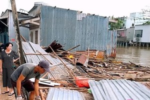Heavy rains and winds flattened or blew off the roofs of nearly 30 houses in Ca Mau City’s Tac Van Commune on August 9. (Photo: VNA)