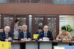 Secretary of Ho Chi Minh City Party Committee Nguyen Thien Nhan and senior leaders learn about high quality international training at the University of Indonesia. (Photo: KIEU PHONG)