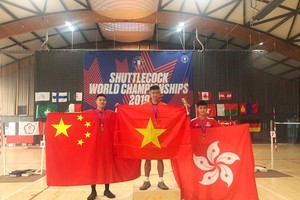 Vietnamese Ho Phuoc Sang (M) easily beat his Chinese rival 2-0 in the men’s singles to reclaim the title he won two years ago in Hong Kong. (Photo: VNA)