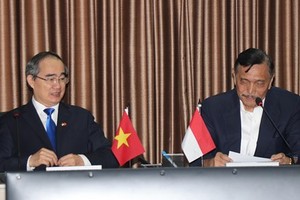 Secretary of the Municipal Party Committee Nguyen Thien Nhan exchanged with Coordinating Minister for Maritime Affairs of Indonesia Luhut Binsar Pandjatan. (Photo: KIEU PHONG)