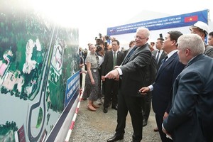 Australian Prime Minister Scott Morrison (third, right) visits the Vietnamese Formula 1 circuit project in Hanoi on August 23 (Photo: VNA)