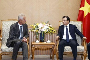 Deputy Prime Minister Trinh Dinh Dung (R) receives German Deputy Ambassador to Vietnam Bjorn Koslowski in Hanoi on August 28 (Photo: VNA)