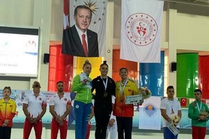 Nguyen Tienna Katelyn (right) celebrates winning bronze medal at the FIG Artistic Gymnastics World Challenge Cup in Turkey. (Photo: tuoitre.vn)