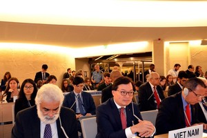 Ambassador Duong Chi Dung (second from left) at the 42nd session of the UN Human Rights Council.(Photo: VNA)