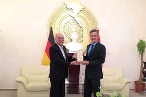 Head of the Propaganda Department of the City Party Committee Phan Nguyen Nhu Khue offers a souvenir to Vietnamese Ambassador to Germany Nguyen Minh Vu 
