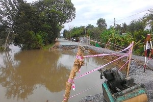 A landslide occurs in Tra canal, Hoc Mon District 