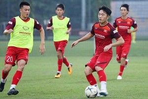 National team players during a training session in Hanoi. The match between Indonesia and Vietnam will be live aired on VTV6. (Photo: VFF)