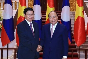 Lao Prime Minister Thongloun Sisoulith (L) begins his official visit to Vietnam on October 1 at the invitation of PM Nguyen Xuan Phuc. (Photo: VNA)