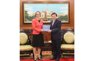 Chairman of the Ho Chi Minh City People's Committee Nguyen Thanh Phong and German Consul General to HCMC Josefine Wallat  (Photo:hcmcpv)