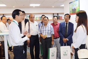 A representative of the Municipal Department of Information and Communications welcomes the Myanmar press delegation at  Ho Chi Minh City Press Center