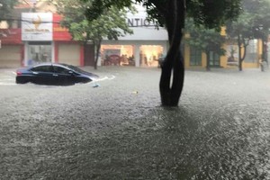 Vinh city is submerged under 0.3- 0.5 meters of floodwater 