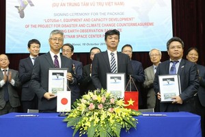 The signing ceremony for the package (Photo: Bao Tin Tuc)