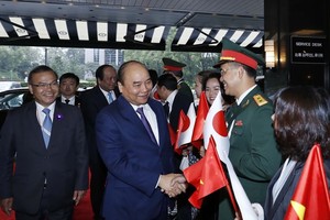 Staff of the Vietnamese Embassy welcome Prime Minister Nguyen Xuan Phuc at Narita International Airport in Tokyo on October 22 morning (Photo: VNA)