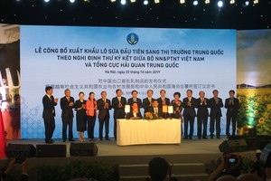 A signing of exporting Vietnam’s first batch of milk to China market under the witness of Deputy PM Vuong Dinh Hue and Head of the Party Central Committee's Economic Commission Nguyen Van Binh