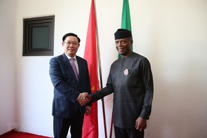 Deputy Prime Minister Vuong Dinh Hue  (L) and Nigerian Vice President Yeni Osinbajo (Source: VNA)