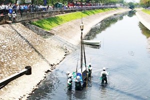 Nano-bioreactor wastewater treatment technology has been used for wastewater environment pollution treatment at cleaning sections of the To Lich River and West Lake since May, 16, 2019