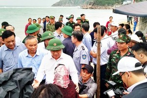  Deputy Prime Minister Trinh Dinh Dung directs Binh Dinh province in preparedness and measures dealing with typhoon Nakri (Photo: NGOC OAI)